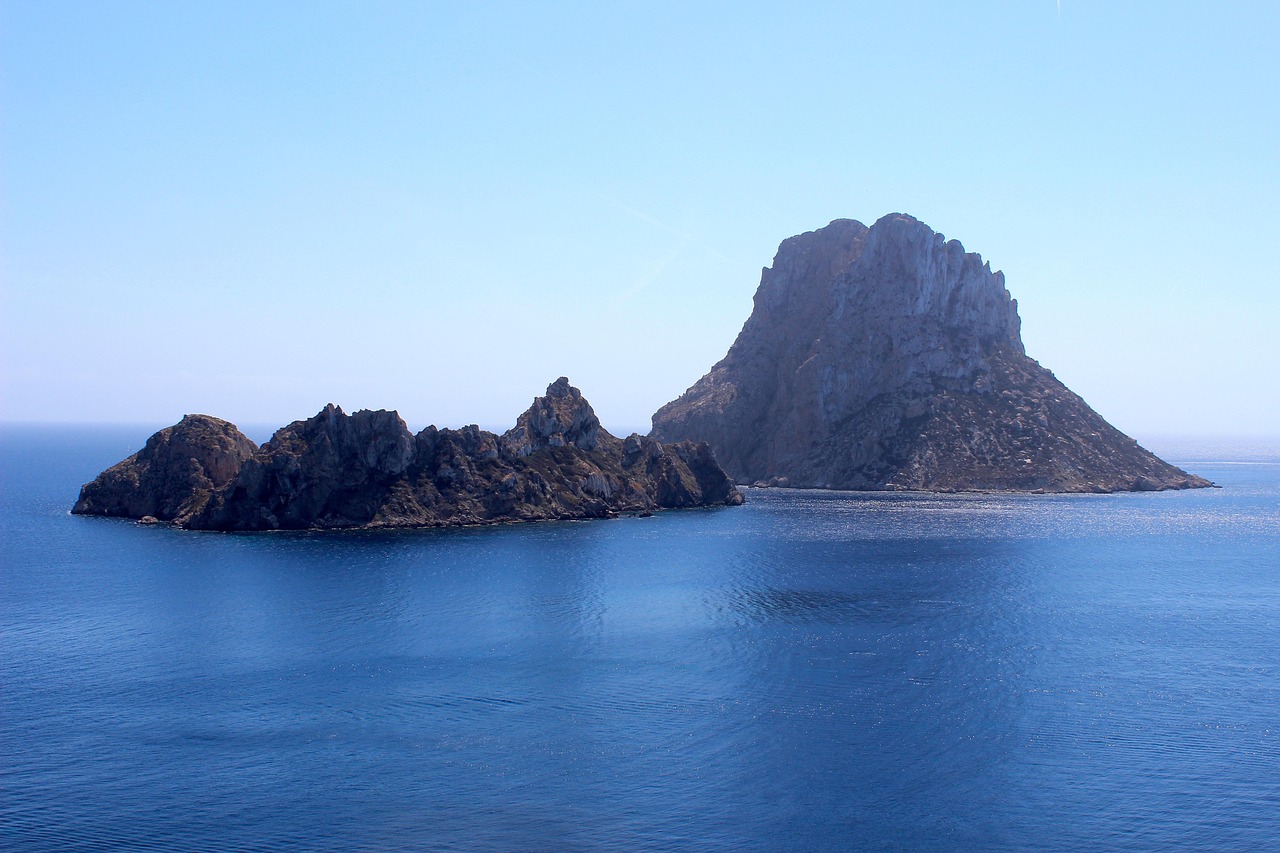 Buche jetzt Deine Reise im 5 Sterne-Hotel nach Ibiza*