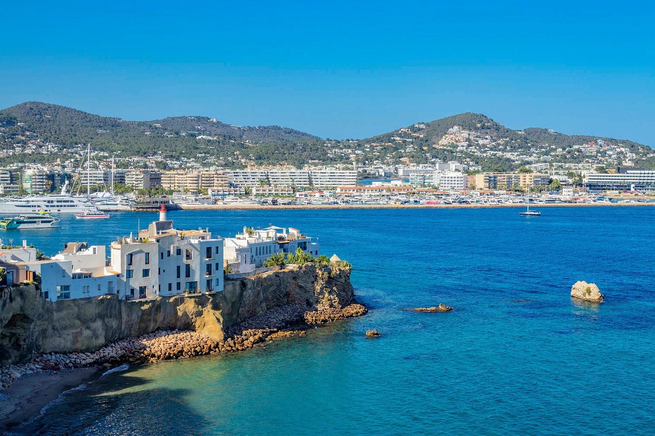 Buche jetzt Deine Reise ab Stuttgart nach Ibiza*