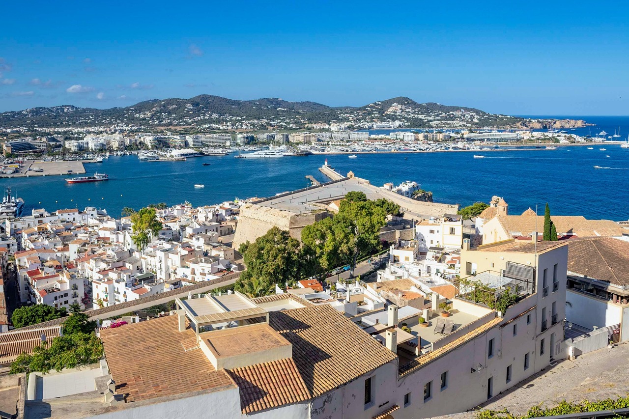 Buche jetzt Deine Reise ab Frankfurt am Main nach Ibiza*
