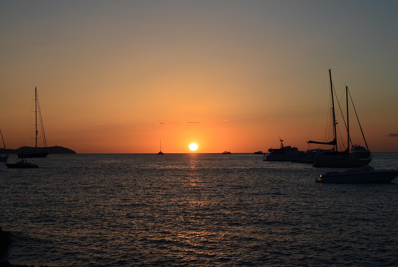 Buche jetzt Deine Reise inkl. Frühstück nach Ibiza*