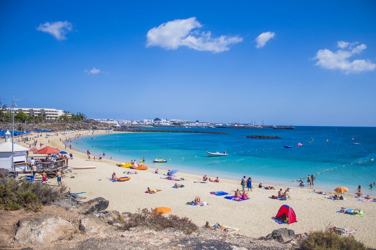Auf Lanzarote kann man sich wunderbar an der Costa Teguise erholen